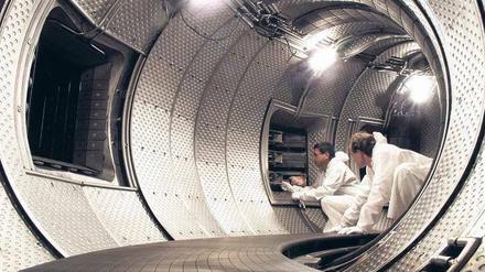 Kalte Hölle. Im Fusionsreaktor sollen Wasserstoffkerne bei rund 150 Millionen Grad Celsius zu Helium verschmolzen werden. Foto: p-a/dpa