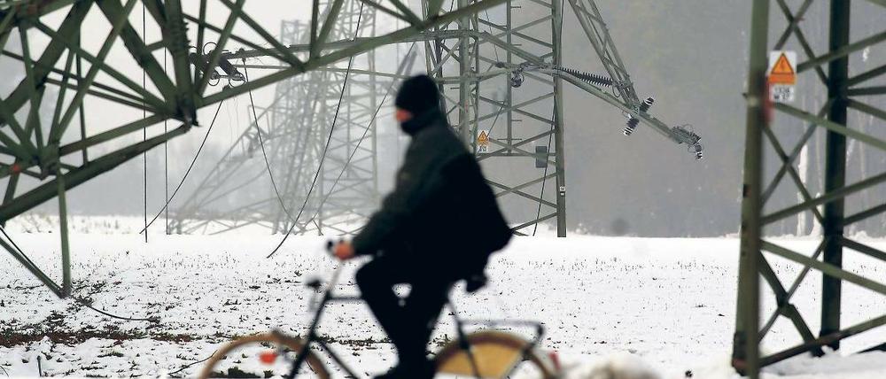 Ohne Strom. Vor sieben Jahren brachen im Münsterland viele Leitungsmasten unter der Last von Wind und Eis zusammen.