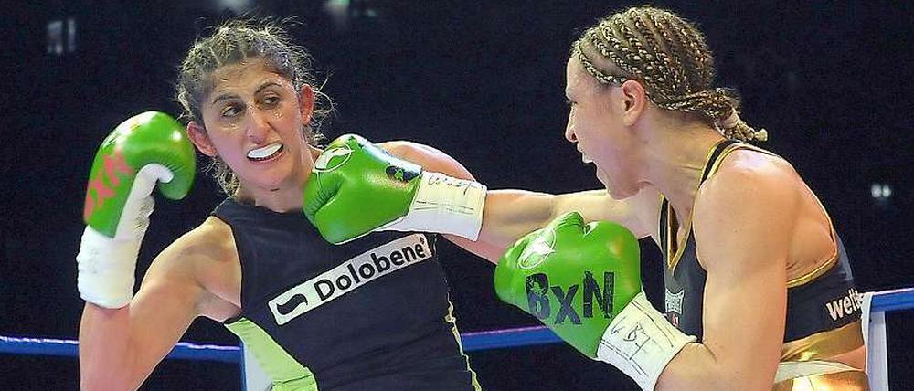 Rola El-Halabi (l.) musste bei ihrem Kampf gegen Lucia Morelli einige Treffer einstecken.