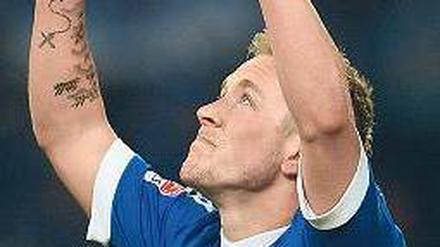 Zwei Finger für ein Halleluja. Lewis Holtby bedankt sich ganz oben. Foto: AFP