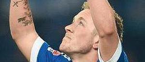 Zwei Finger für ein Halleluja. Lewis Holtby bedankt sich ganz oben. Foto: AFP