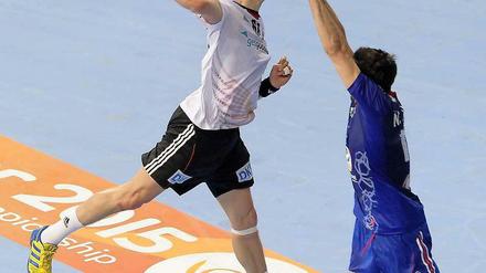 Ganz großer Wurf: Deutschlands linker Rückraumspieler Sven-Sören Christophersen gegen Frankreichs Nikola Karabatic im entscheidenden Gruppenspiel.