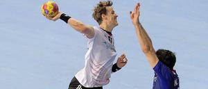 Ganz großer Wurf: Deutschlands linker Rückraumspieler Sven-Sören Christophersen gegen Frankreichs Nikola Karabatic im entscheidenden Gruppenspiel.