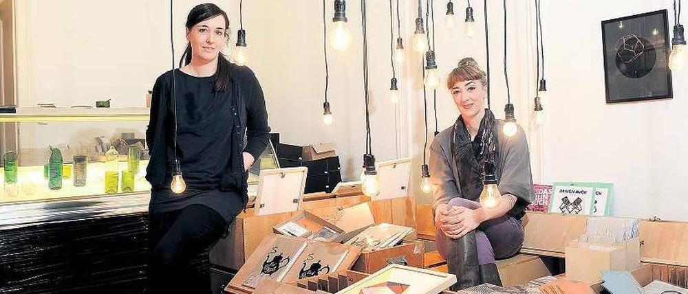 Aus der Kiste. Die Schwestern Jenny (links) und Chrish Klose verkaufen in ihrem Pop-up-Store selbst produzierte Kladden, Blöcke und Karten.