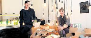 Aus der Kiste. Die Schwestern Jenny (links) und Chrish Klose verkaufen in ihrem Pop-up-Store selbst produzierte Kladden, Blöcke und Karten. 