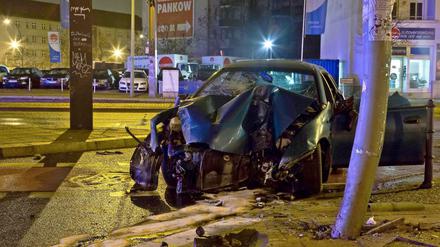 Nach einer wilden Verfolgungsjagd in der Nacht zu Mittwoch bleibt von dem Mazda nur ein Haufen Schrott übrig.