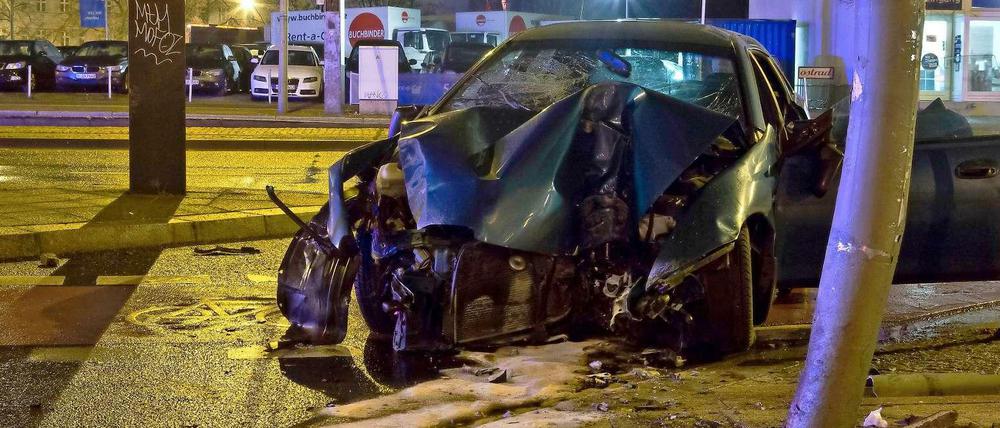 Nach einer wilden Verfolgungsjagd in der Nacht zu Mittwoch bleibt von dem Mazda nur ein Haufen Schrott übrig.