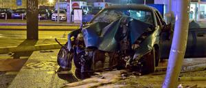 Nach einer wilden Verfolgungsjagd in der Nacht zu Mittwoch bleibt von dem Mazda nur ein Haufen Schrott übrig.