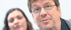 Ein Freigesprochener teilt aus. Jörg Kachelmann und seine Frau Miriam. Foto: dapd