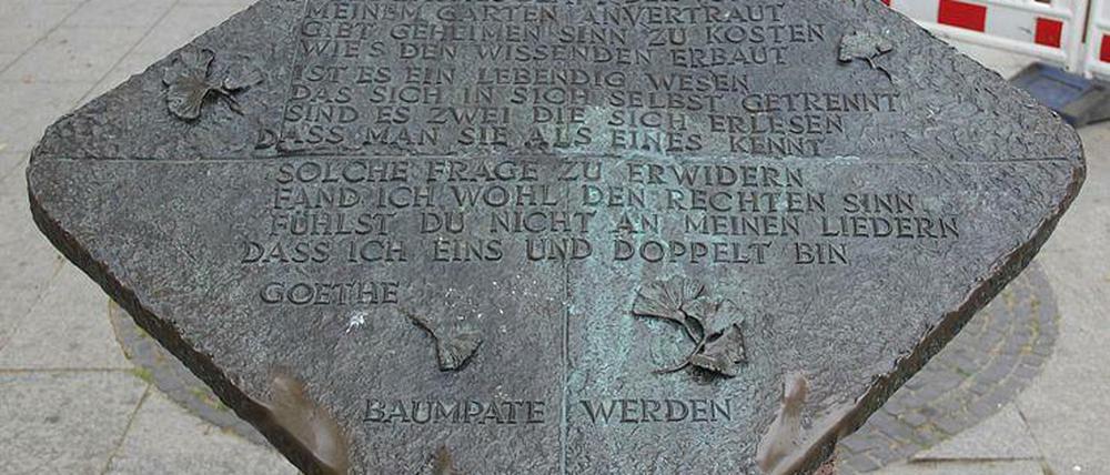 Die Gedenktafel für den Ginkgo biloba liegt auf einem Marmorblock am Breitscheid-Platz (Charlottenburg).