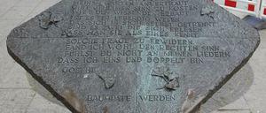 Die Gedenktafel für den Ginkgo biloba liegt auf einem Marmorblock am Breitscheid-Platz (Charlottenburg).