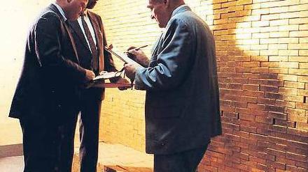 Wand aus Gold. Buchhalter im Tresor der Fed in New York. 