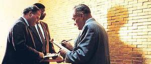 Wand aus Gold. Buchhalter im Tresor der Fed in New York. 