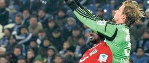 Auf Biegen und Brechen. Hannovers Diouf (l.) gegen Schalkes Hildebrand.Foto: dpa