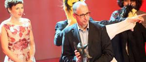 Gala-Gast: Kleist mit seinem Preis und Moderatorin Meret Becker.