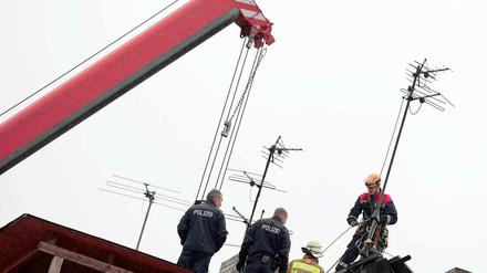 Zunächst versuchten die Rettungskräfte den Mann durch den Schornstein nach oben zu ziehen.