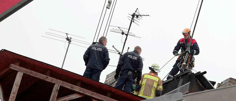 Zunächst versuchten die Rettungskräfte den Mann durch den Schornstein nach oben zu ziehen.