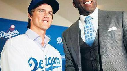 Hand (dr)auf. Dodgers-Miteigentümer Magic Johnson (r.) und Zack Greinke. Der neue Werfer wird in Los Angeles bis 2018 stolze 147 Millionen US-Dollar verdienen.