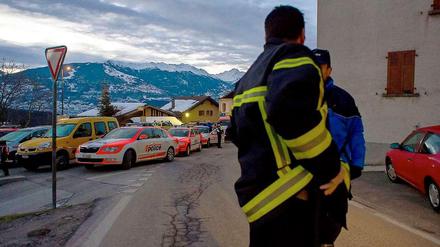 Am Mittwochabend erschoss ein Amokläufer drei Menschen in der Ortschaft Daillon. Die Einsatzkräfte haben nun großräumig abgesperrt.