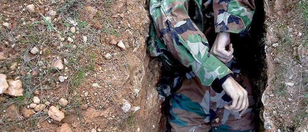 Ein von Rebellen getöteter syrischer Soldat nahe Aleppo. 60.000 Opfer hat der Bürgerkrieg bereits gebracht.