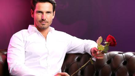 Mann sucht Frau: Jan Kralitschka gibt bei RTL den "Bachelor". Gefällt ihm eine der Kandidatinnen, schenkt er ihr eine Rose.