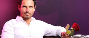 Mann sucht Frau: Jan Kralitschka gibt bei RTL den "Bachelor". Gefällt ihm eine der Kandidatinnen, schenkt er ihr eine Rose. 