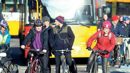 In Sichtweite. Auf Kopenhagener Straße gibt es vor Ampeln spezielle Aufstellflächen für Radler. Hier bleiben sie im Blick der Motorisierten. Foto: p-a/Sanjin Strukic/Pixsell