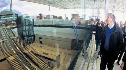 Unser Berlin nicht schlechtreden! Klaus Wowereit steht zur Stadt und zum Flughafen – mit oder ohne Dach. Selbst der Zusammenbruch des BER-Terminals bringt den Regierenden nicht aus der Ruhe. Seitenhiebe eines Nobelpreisträgers aber sind „wenig hilfreich“. Foto: dpa