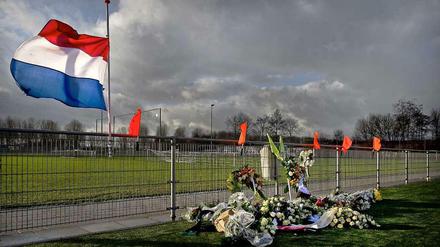 Am Sportplatz des SC Buitenboys in Almere: Blumen und Linienrichterfahnen für den verstorbenen Richard Nieuwenhuizen.