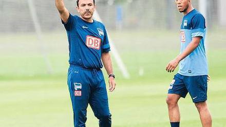 Herthas Trainer Jos Luhukay und Stürmer Elias Kachunga.
