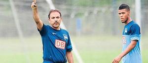 Herthas Trainer Jos Luhukay und Stürmer Elias Kachunga.