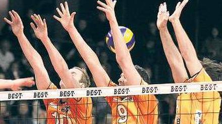 Alle prallen ab. Die Berlin Volleys gewannen im zwölften Spiel zum zwölften Mal und führen die Tabelle der Bundesliga mit 24:0-Punkten an. Foto: Osnapix