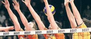 Alle prallen ab. Die Berlin Volleys gewannen im zwölften Spiel zum zwölften Mal und führen die Tabelle der Bundesliga mit 24:0-Punkten an. Foto: Osnapix