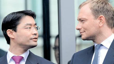 Keine Konkurrenz? Der nordrhein-westfälische FDP-Chef Christian Lindner (rechts) lehnte es offenbar in einem Gespräch mit FDP-Bundestagsfraktionschef Rainer Brüderle ab, die Nachfolge von Philipp Rösler (links) zu übernehmen. 