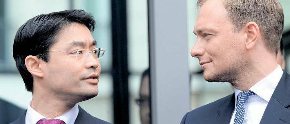 Keine Konkurrenz? Der nordrhein-westfälische FDP-Chef Christian Lindner (rechts) lehnte es offenbar in einem Gespräch mit FDP-Bundestagsfraktionschef Rainer Brüderle ab, die Nachfolge von Philipp Rösler (links) zu übernehmen. 