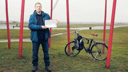 FLUGFELDRETTER. Stefan Seeger, 51, aus Kreuzberg, sammelt ehrenamtlich Unterschriften für ein Volksbegehren zur Erhaltung des alten Flughafengeländes so, wie es ist.