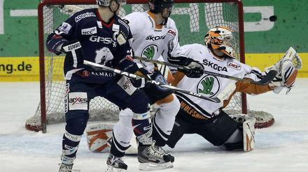 Im Vorbeiflug. André Rankel (l.) schaut gemeinsam mit den Wolfsburgern Armin Wurm und Torwart Sebastian Vogl dem Puck hinterher. Anders als bei seinem Treffer zum 1:0 kann der Eisbären-Stürmer in dieser Szene nicht jubeln.