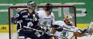 Im Vorbeiflug. André Rankel (l.) schaut gemeinsam mit den Wolfsburgern Armin Wurm und Torwart Sebastian Vogl dem Puck hinterher. Anders als bei seinem Treffer zum 1:0 kann der Eisbären-Stürmer in dieser Szene nicht jubeln.