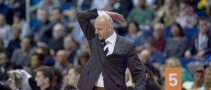 Da kocht Trainer Sasa Obradovic noch, später sah er sich Albas Niederlage in Bayreuth schweigend an.