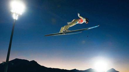 Nachtflug. Anders Jacobsen hatte schon mit Skispringen aufgehört. Beim Tourneeauftakt meldet sich der Sieger von 2007 zurück. Foto: Reuters