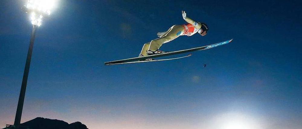 Nachtflug. Anders Jacobsen hatte schon mit Skispringen aufgehört. Beim Tourneeauftakt meldet sich der Sieger von 2007 zurück. Foto: Reuters