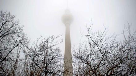 Vom Kuppeldach des Fernsehturms drohen wegen des Tauwetters Eisplatten herabzurutschen.