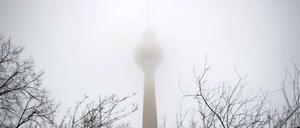 Vom Kuppeldach des Fernsehturms drohen wegen des Tauwetters Eisplatten herabzurutschen.