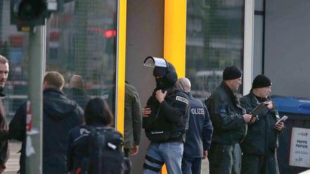 City-West-Geiselnehmer kommt milde davon: Ende Dezember hatte sich das SEK als Kamerateam getarnt, um den 68-jährigen Geiselnehmer zu überwältigen. Der wurde nun vom Gericht zu zwei Jahren auf Bewährung verurteilt.