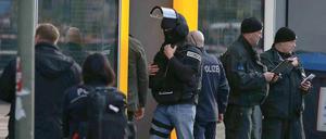 City-West-Geiselnehmer kommt milde davon: Ende Dezember hatte sich das SEK als Kamerateam getarnt, um den 68-jährigen Geiselnehmer zu überwältigen. Der wurde nun vom Gericht zu zwei Jahren auf Bewährung verurteilt.
