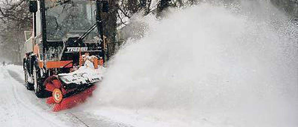 Haushaltsnahe Dienstleister. Schneeschieben ist ein Handwerk.