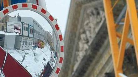 Arbeitsbühne. Unter den Linden wird wohl noch lange und teuer gebaut. Foto: dpa