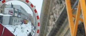 Arbeitsbühne. Unter den Linden wird wohl noch lange und teuer gebaut. Foto: dpa