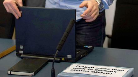 "Fragen muss man auch in Sachsen stellen dürfen!" - ein Protestschild liegt auf dem Tisch der Verteidigung im Prozess gegen zwei Journalisten, die über die so genannte "Sachsensumpf"-Affäre berichtet hatten. 