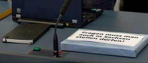 "Fragen muss man auch in Sachsen stellen dürfen!" - ein Protestschild liegt auf dem Tisch der Verteidigung im Prozess gegen zwei Journalisten, die über die so genannte "Sachsensumpf"-Affäre berichtet hatten. 